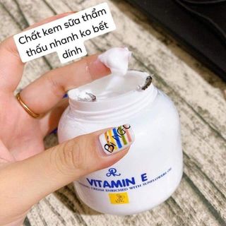 Kem dưỡng ẩm trắng da Aron Vitamin E - Thái Lan (200g)