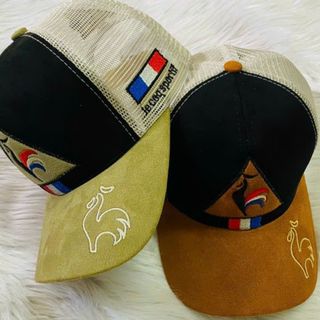 Mũ lưỡi trai hình tam giác có con gà CQ