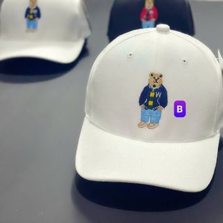 Mũ lưỡi trai thêu chú gấu mặc áo khoác có chữ W CQ