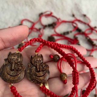 Mặt Trầm Sánh thắt dây đeo tay