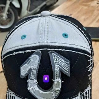 Mũ lưỡi trai thêu hình ở giữa nón NK