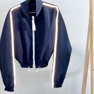 Áo Khoác Dù Nữ 2 Lớp Kiểu Croptop Tay Kẻ Sọc Phát Sáng.