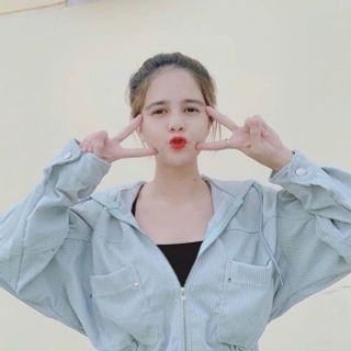 Áo khoác nhung tăm kiểu cánh dơi, nón rộng dây kéo khoen tròn.