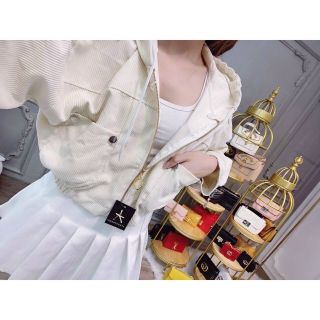 Áo khoác nhung tăm kiểu cánh dơi, nón rộng dây kéo khoen tròn.