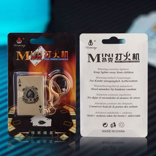 BẬT LỬA MÓC KHÓA HÌNH LÁ BÀI MINI KIM LOẠI - XÀI GAS