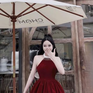 Váy  nhưng bí có nơ sau, cổ đính cườm.