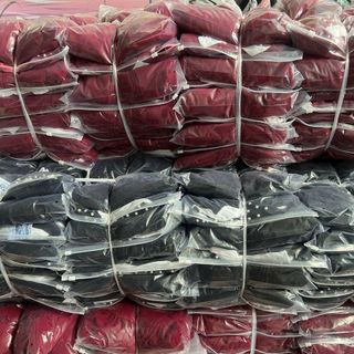 Váy  nhưng bí có nơ sau, cổ đính cườm.