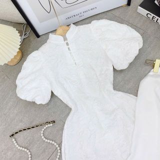 Áo dài trắng kèm quần lụa