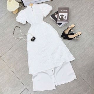 Áo dài trắng kèm quần lụa