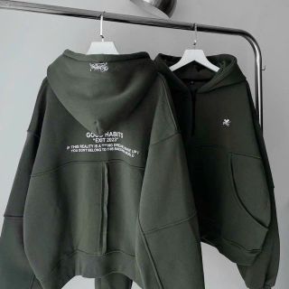 Áo hoodie croptop dây kéo nửa cổ phối thân và tay, hình thêu ở thân và nón, nón 2 lớp lót vải chính from 70kg. Giá sỉ - giá bán buôn
