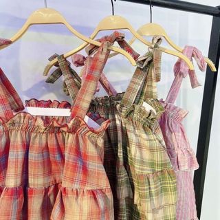 Áo babydoll hai dây kẻ caro đỏ, áo 2 dây chun ngực thắt nơ vai viền bèo tầng tiểu thư. giá sỉ - giá bán buôn
