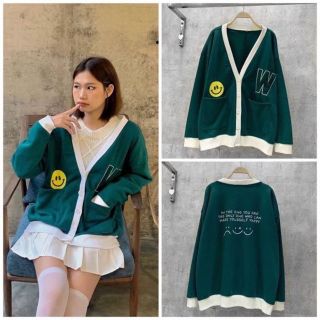 Áo khoác in mặt cười và chữ w có 2 màu kem và xanh
