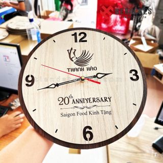 Đồng hồ gỗ treo tường Tròn Khắc MÃ ĐÁO THÀNH CÔNG – Khắc logo, hình ảnh làm quà tặng Kỷ niệm thành lập công ty, quà tặng sếp, tri ân thầy cô giáo, ý nghĩa, sang trọng - Quà tặng tốt nghiệp, quà sinh nhật