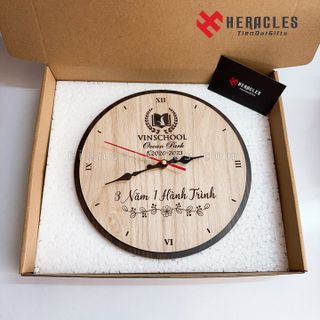 Xưởng sản xuất Đồng hồ gỗ để bàn Heracles 002 – Khắc tên, chữ, hình ảnh xe hơi, logo VINSCHOOL – Quà tặng doanh nghiệp, đại hội chi đoàn giá sỉ