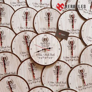 Xưởng sản xuất Đồng hồ gỗ để bàn Heracles 002 – Khắc tên, chữ, hình ảnh xe hơi, logo VINSCHOOL – Quà tặng doanh nghiệp, đại hội chi đoàn