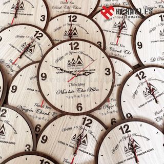 Đồng hồ gỗ treo tường Tròn Khắc THUẬN BUỒM XUÔI GIÓ – Khắc logo, hình ảnh làm quà tặng Kỷ niệm thành lập công ty, quà tặng sếp, tri ân thầy cô giáo, ý nghĩa, sang trọng - Quà tặng tốt nghiệp, quà sinh nhật giá sỉ - giá bán buôn