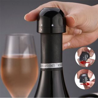 Dụng cụ khóa nắp chai khi đã mở sử dụng