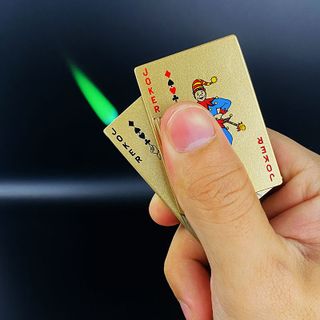 BẬT LỬA KHÈ HÌNH LÁ BÀI JOKER CÓ ĐÈN SOI TIỀN GIẢ (KIM LOẠI) - (XÀI GAS)