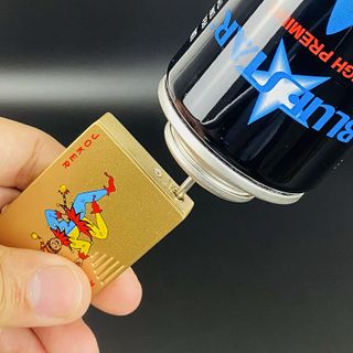 BẬT LỬA KHÈ HÌNH LÁ BÀI JOKER CÓ ĐÈN SOI TIỀN GIẢ (KIM LOẠI) - (XÀI GAS)