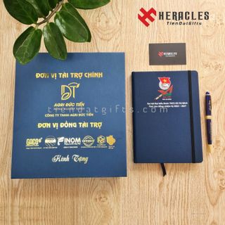 Xưởng sản xuất sổ da, sổ tay in ấn logo theo yêu cầu - Bộ quà tặng in logo: Sổ da dán gáy và Bút ký cao cấp màu xanh khắc logo. Quà tặng đại hội giá sỉ, sản xuất nhanh.