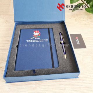 Xưởng sản xuất sổ da, sổ tay in ấn logo theo yêu cầu - Bộ quà tặng in logo: Sổ da dán gáy và Bút ký cao cấp màu xanh khắc logo. Quà tặng đại hội giá sỉ, sản xuất nhanh.