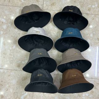 Mũ bucket đính chữ kim loại mà vàng nhỏ NV