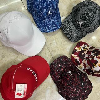 Nón lưỡi trai thêu chữ, hình người đánh cầu NK