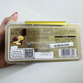 Hộp 16 viên socola tròn vỏ vàng bọc hạt phỉ nhập Mỹ