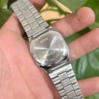Đồng Hồ Seiko Pin Mặt Vuông