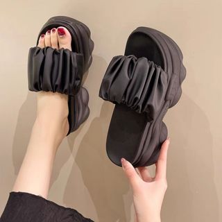 DÉP BÁNH MÌ QUAI PHỒNG