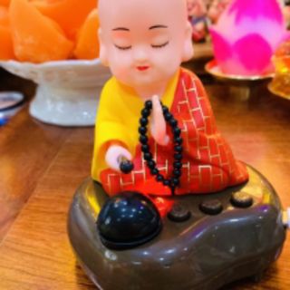 Tượng chú tiểu gõ mỏ tụng kinh có loa,nhạc kinh
