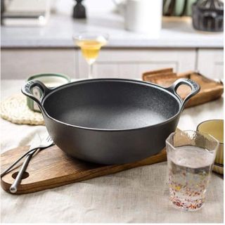 CHẢO GANG SÂU LÒNG ĐÚC NGUYÊN KHỐI CHỐNG DÍNH KÈM NẮP GỖ 20CM CTB245 - BECHIP