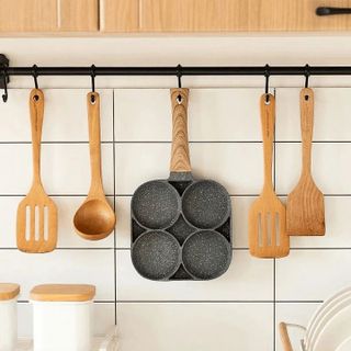 CHẢO 4 Ô CHỐNG DÍNH TAY CẦM GỖ ĐA NĂNG CTB528 - BECHIP