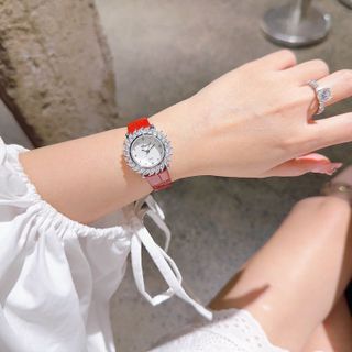 ĐỒNG HỒ NỮ TRUNG CẤP DA CHOPA HOA.