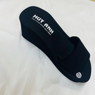 Dép đế xuồng bản ngang cao từ 3 đến 9 phân