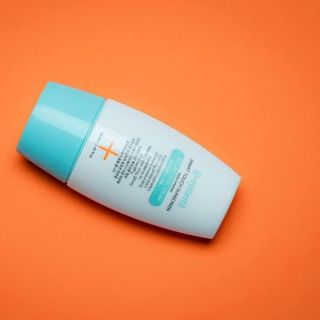 SMART TOUCH SUNCREEN MOISTERIZING 𝐊𝐄𝐌 𝐂𝐇𝐎̂́𝐍𝐆 𝐍𝐀̆́𝐍𝐆 DƯỠNG TRẮNG DA PSYSTEM DAMODE CHAI 50ML