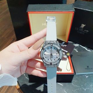 HOT SALE: ĐỒNG HỒ NỮ THỜI TRANG HUB ĐÁ VUÔNG.
