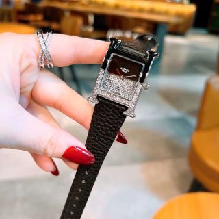 Đồng hồ da đính đá mới lên tay đẹp