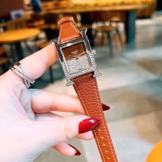 Đồng hồ da đính đá mới lên tay đẹp
