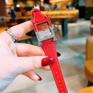 Đồng hồ da đính đá mới lên tay đẹp