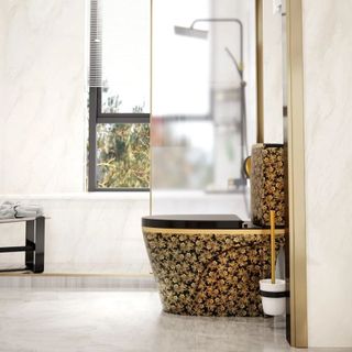 Bồn cầu màu đen hoa văn bông vàng thân cao, kiểu cấu trúc bồn cầu 1 khối sang trọng, nước xả mạnh mã 04HT
