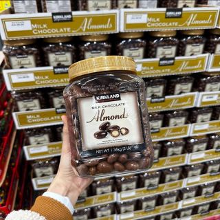 Socola hạnh nhân Kirkland milk chocolate almonds kirkland hủ 1.5kg nắp vàng/ nắp hồng