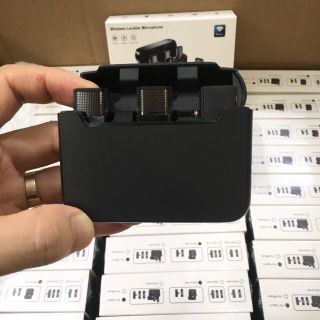 Micro Thu Âm Không Dây Cài Áo Kèm Dock Sạc D88