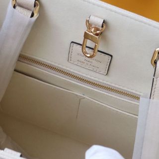 Túi lv Replica 1:1 chính hãng màu be họa tiết tím
Kích thước : 34*26*13cm