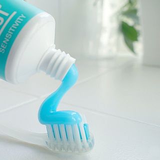 Kem đánh răng giảm ê buốt răng nhạy cảm edelwhite STOP SENSITIVITY đặc biệt hiệu quả từ Thụy sĩ