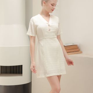 Đầm vải dập ly nhỏ phối cổ tapta Noon sun