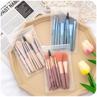 Set cọ trang điểm mini 8 món đầu cọ mềm và mịn, bám phấn rất tốt,