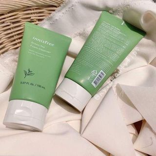 Sữa rửa mặt trà xanh Green Tea Foam Cleanser làm sạch tạp chất, đồng thời dưỡng ẩm để làn da sạch sẽ