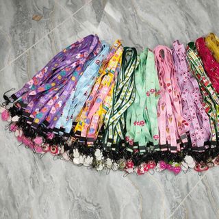 Dây đeo điện thoại gắn charm