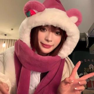 Mũ chùm đầu kèm gang tay giữ ấm hoạ tiết gấu dâu lotso hot trend